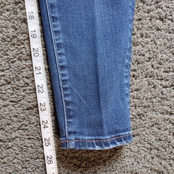 American Eagle EUC Size 6 Short Distressed Jeans-Item #421 - Picture 2 of 7